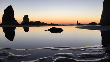 Beach nearby, sun-loungers, beach towels