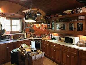 Jääkaappi, mikroaaltouuni, uuni, liesi