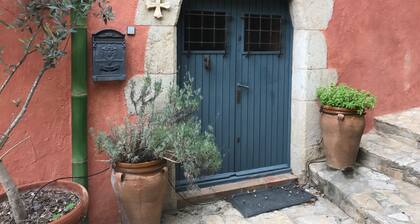 Beautiful Old Country House In Picturesque Catalan Village (HUTG-028665