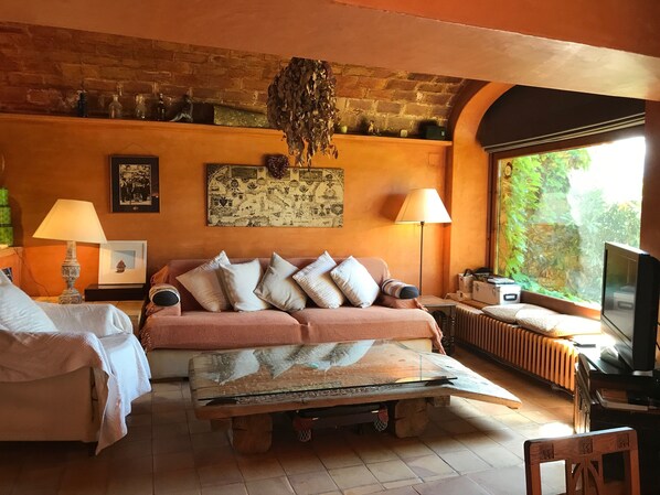 Smart TV, fireplace, stereo