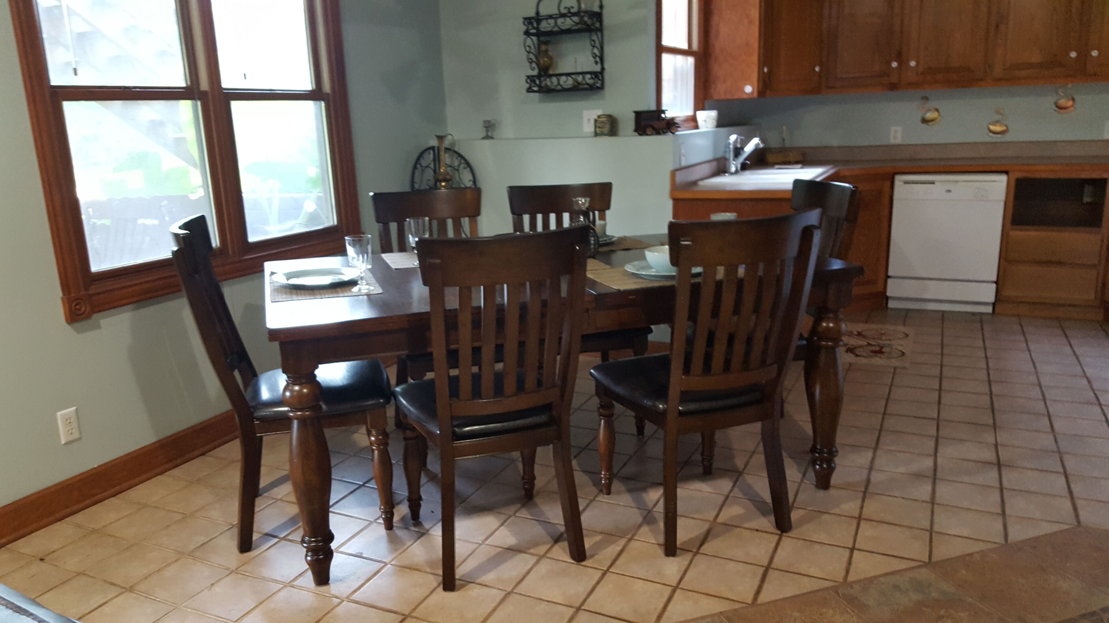 SECLUDED, INVITING 2 BEDROOM no stairs, no cleaning fee