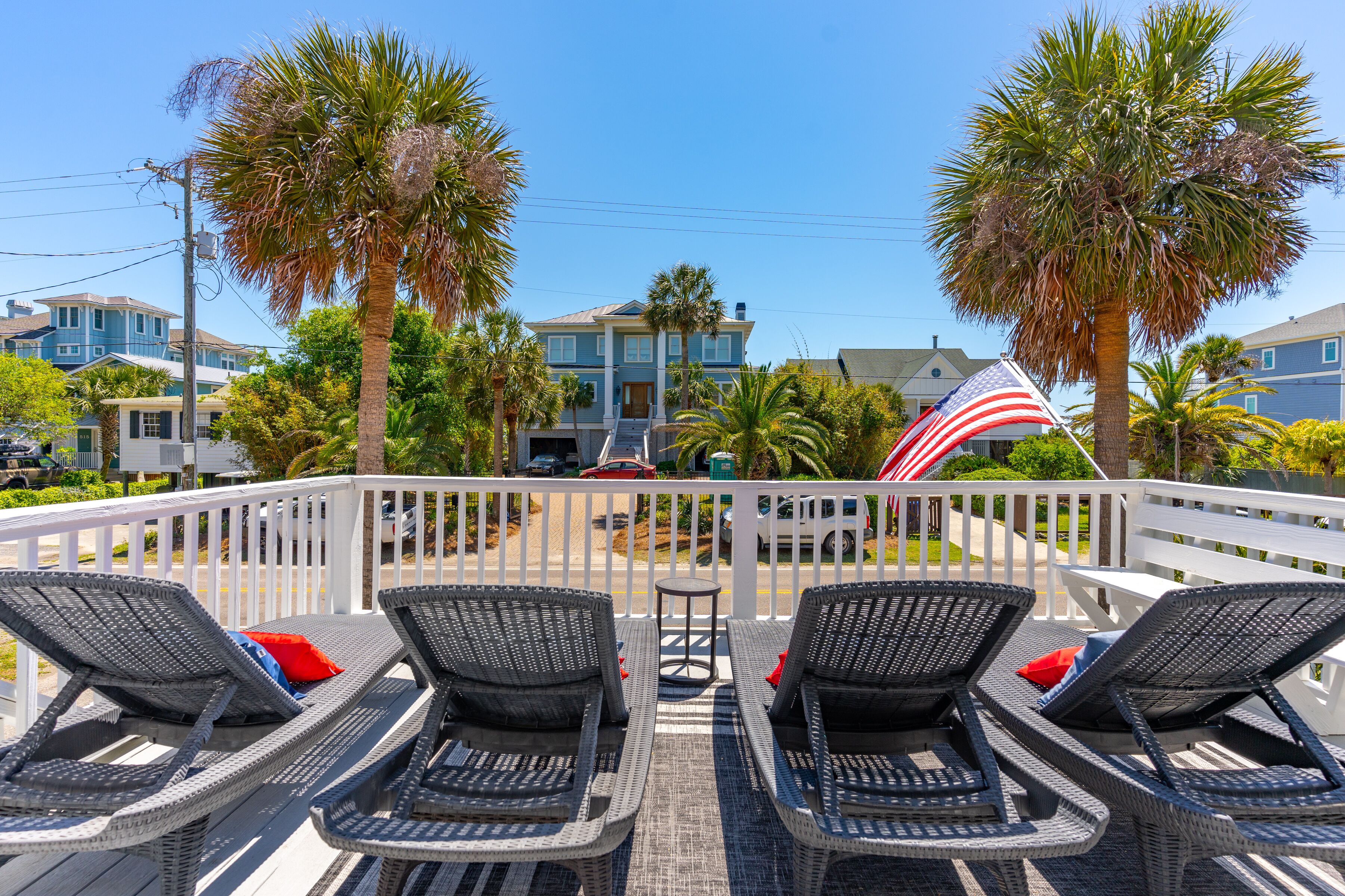 Folly Beach Cottage with comfortable charm! 120 seconds to beach access.