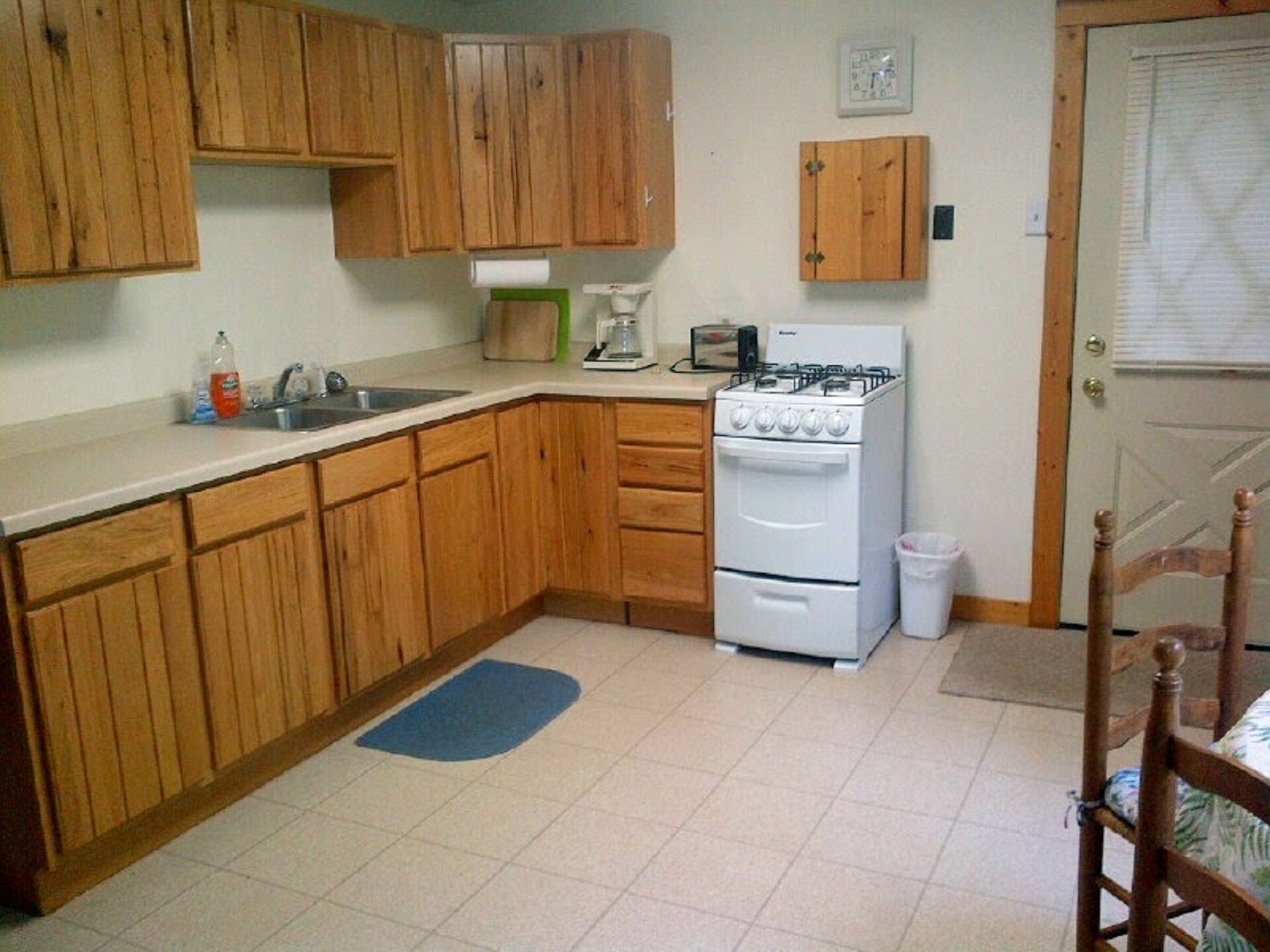 Cozy modern cottage. Lovely grounds. Private dock. Lake Shishebogama!