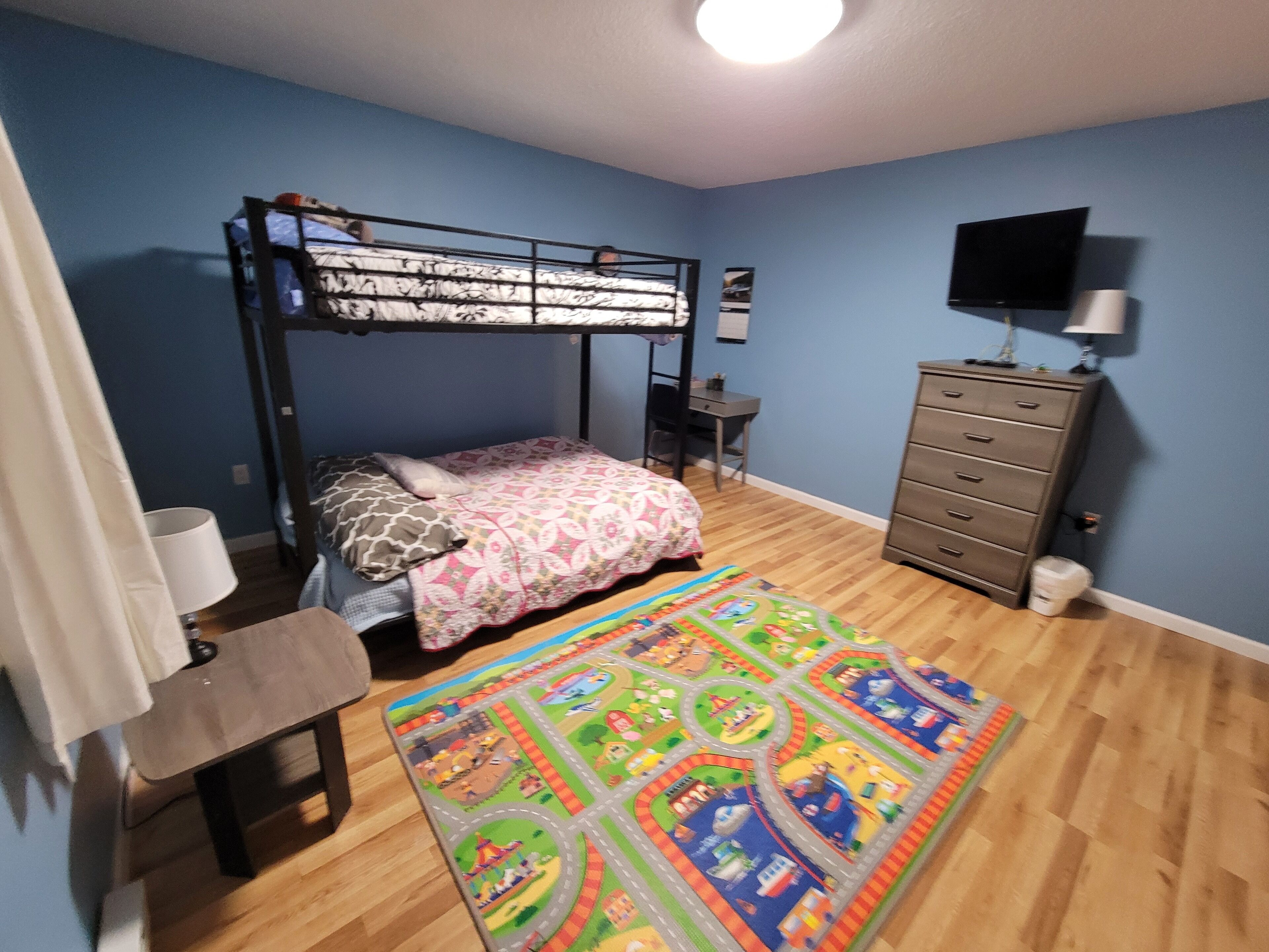 Gated Community!  Outdoor pools,lake,boats mini golf, cafe and more!