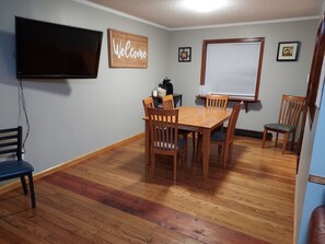 Dining - Gated Community!  Outdoor pools,lake,boats mini golf, cafe and more! (Tobyhanna)