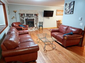 Living area - Gated Community!  Outdoor pools,lake,boats mini golf, cafe and more! (Tobyhanna)