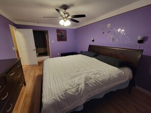 Room - Gated Community!  Outdoor pools,lake,boats mini golf, cafe and more! (Tobyhanna)