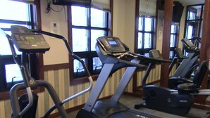 Een sportschool met loopbanden en trainingsapparatuur.
