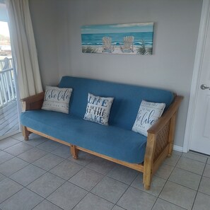 Smart TV, reproductor de DVD, futbolito y libros 