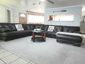 Smart TV, reproductor de DVD, futbolito y libros 