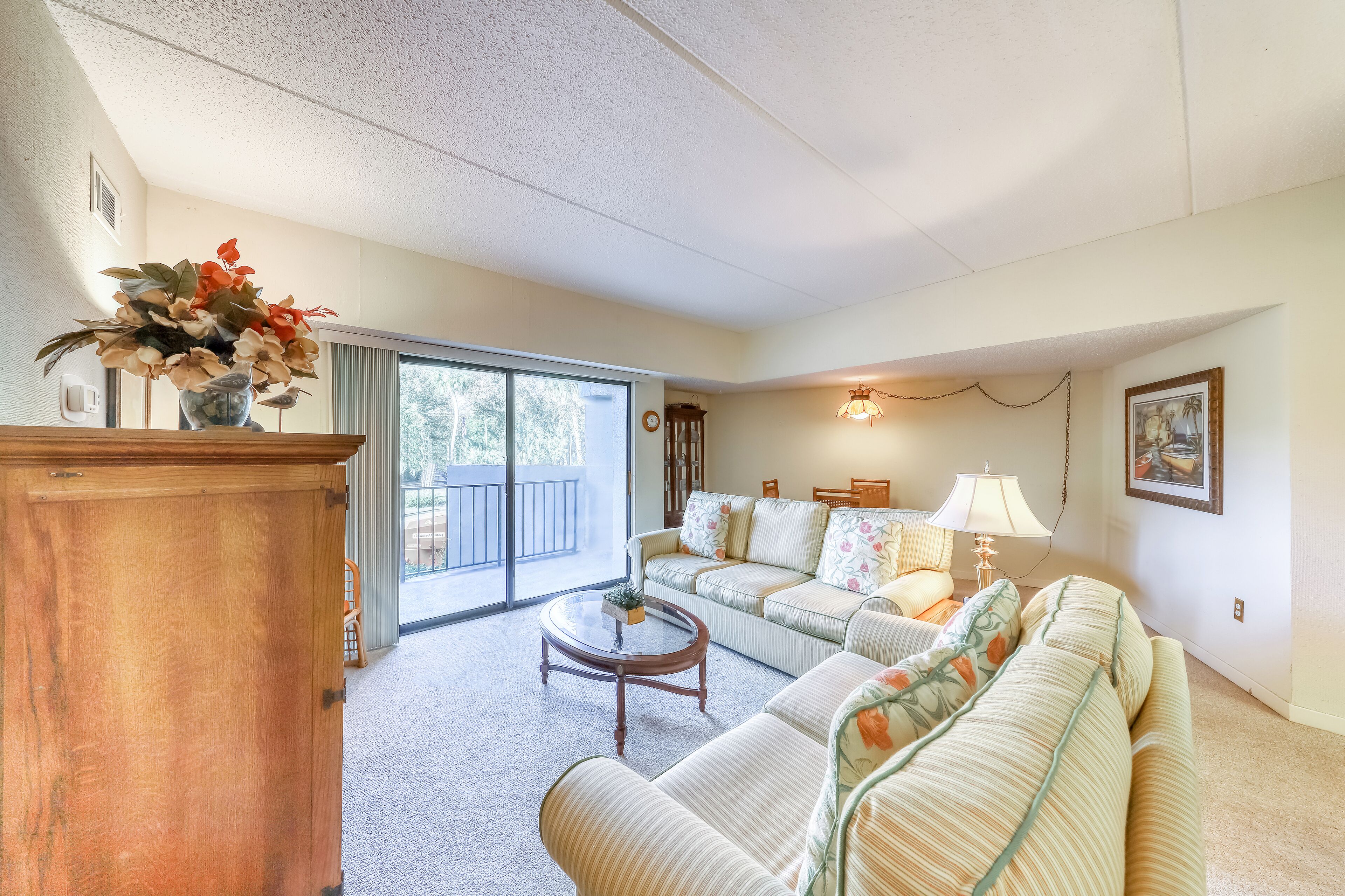 Peaceful condo w/ shared pool, tennis courts, & great location!