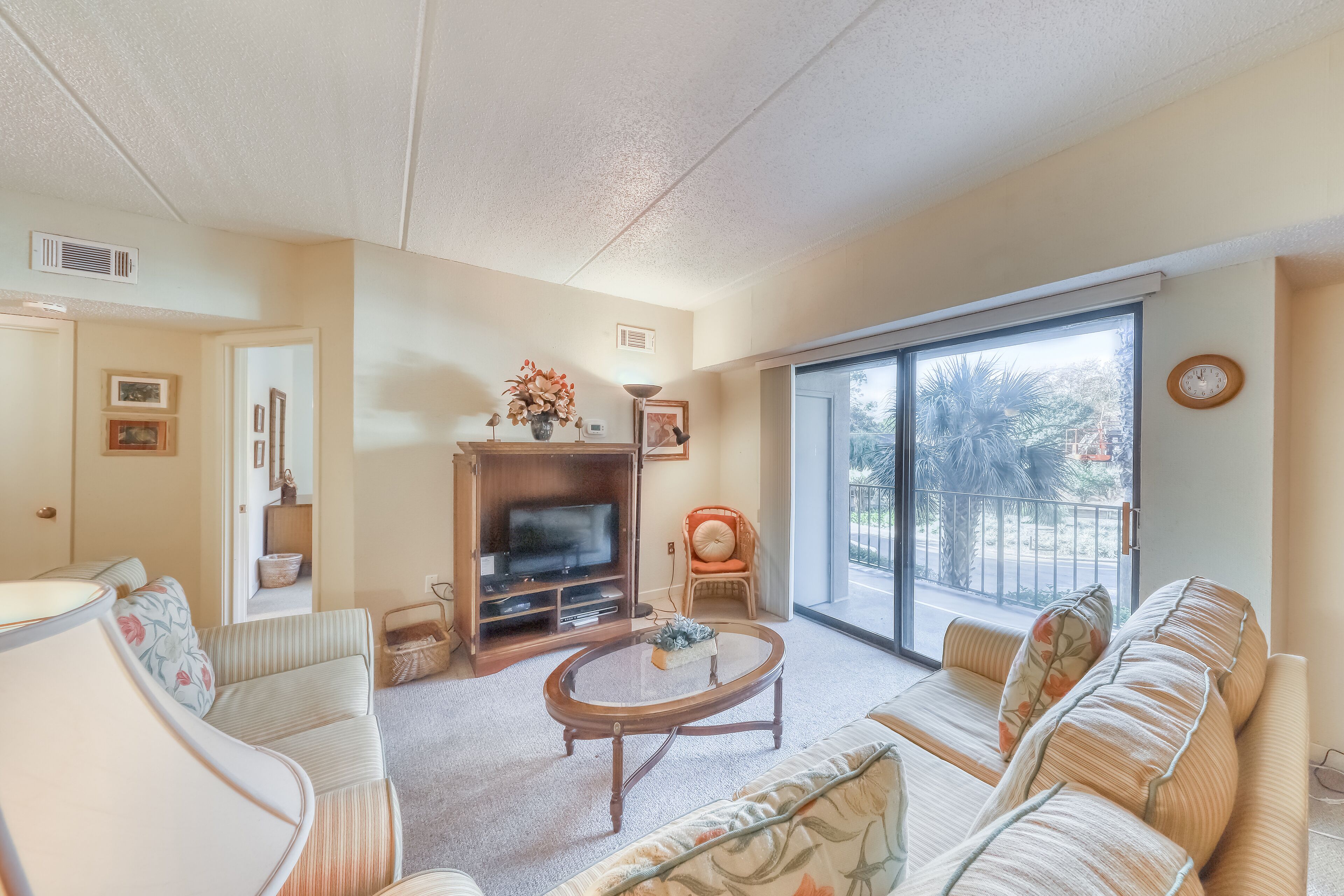 Peaceful condo w/ shared pool, tennis courts, & great location!