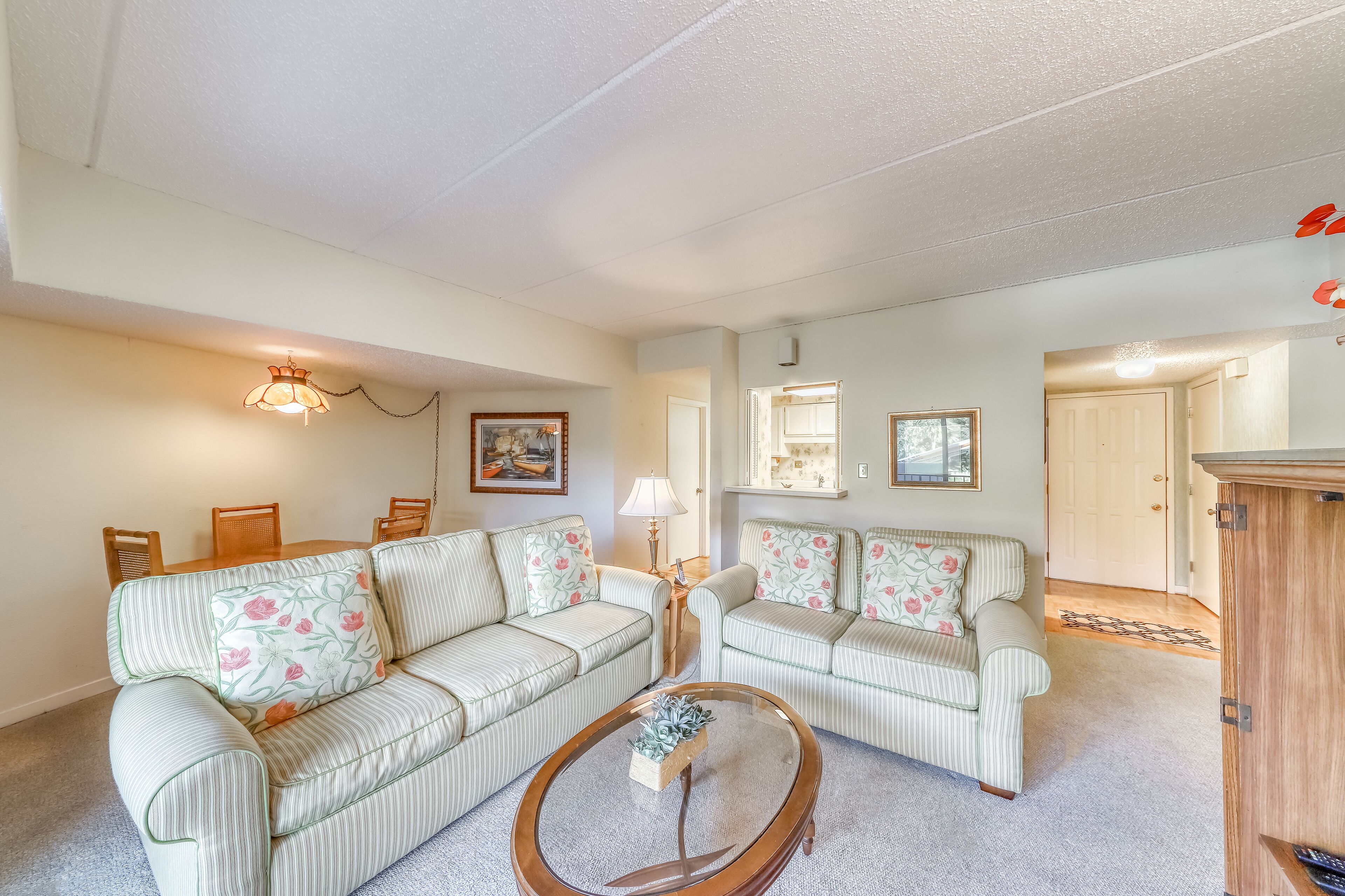 Peaceful condo w/ shared pool, tennis courts, & great location!