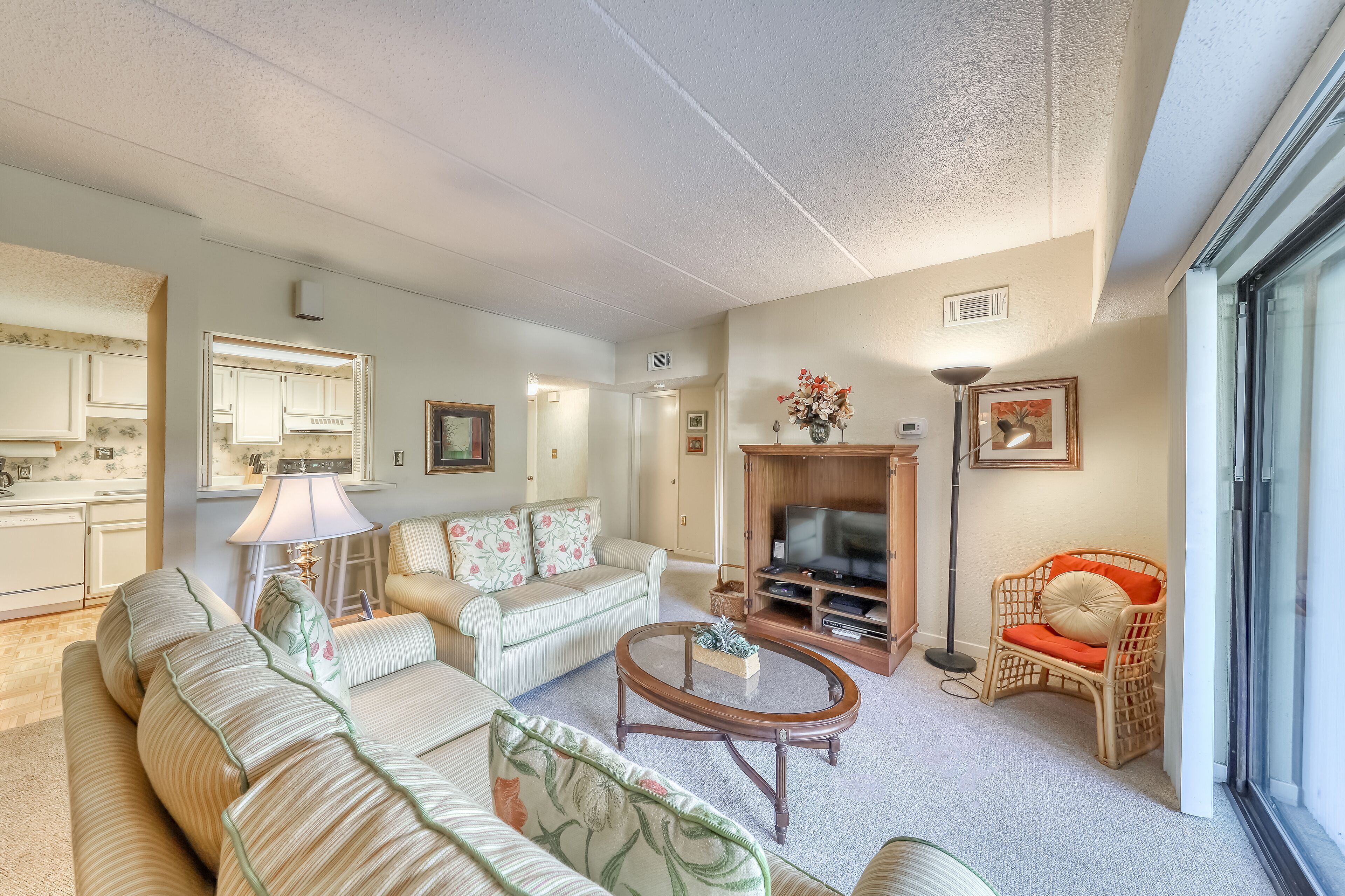 Peaceful condo w/ shared pool, tennis courts, & great location!