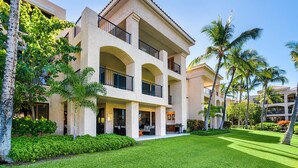 A multi-story hotel with a courtyard, balconies, and palm trees. - 🏖️Upgraded Waikoloa Condo w/ Central A/C & Lanai (Waikoloa)