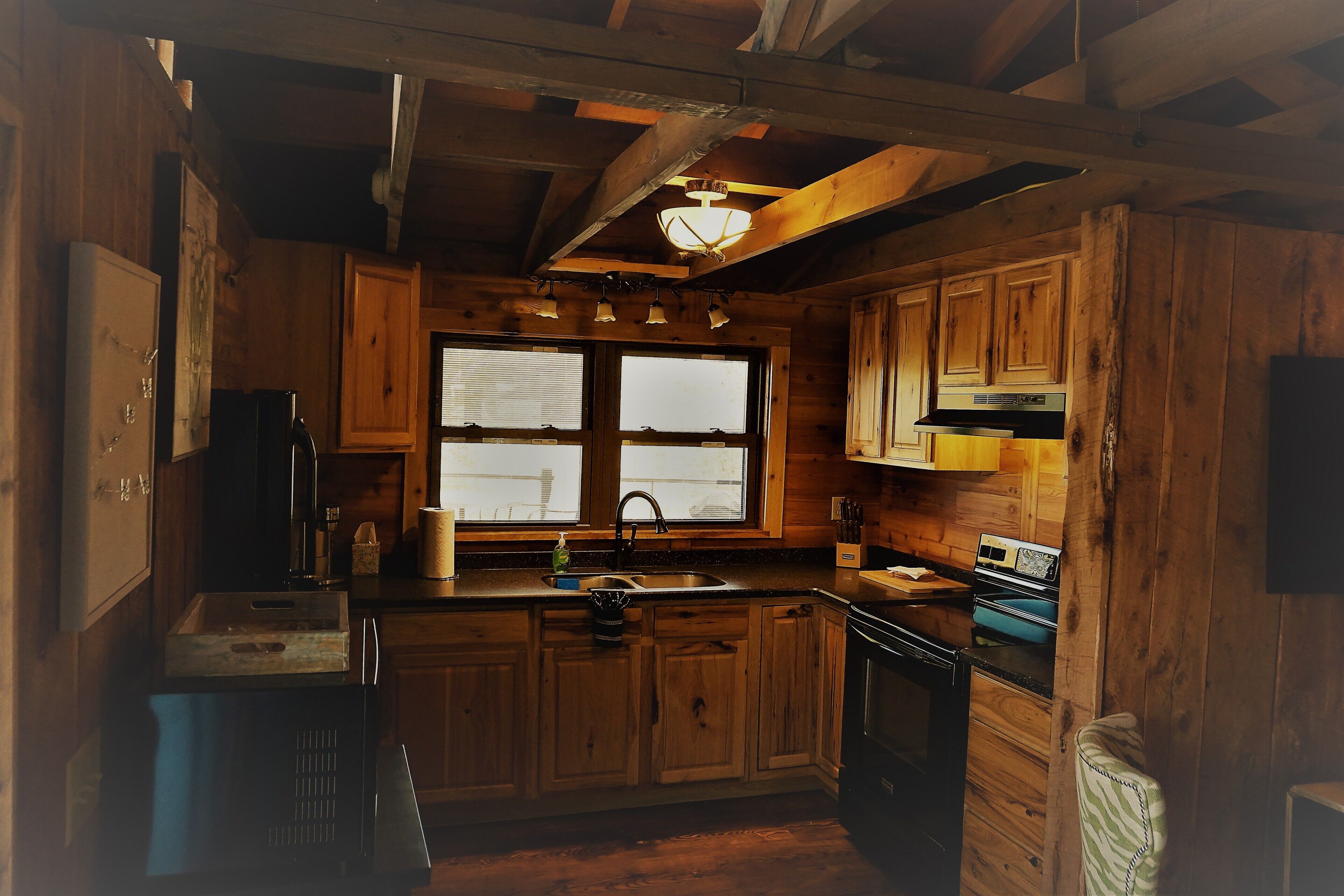 Rustic Cabin - Year Round Lake View