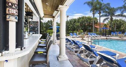 Water Front Villa in Emerald Island, 3 Mi to Disney, 4BdRm/3Ba,Theme Rm,Pool