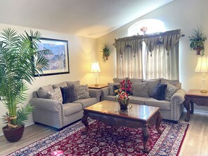 LCD-Fernseher, DVD-Player, Tischfußball, Bücher