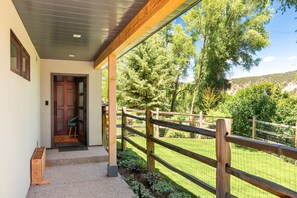 Property grounds - Modern Guesthouse Roaring Fork (Carbondale)