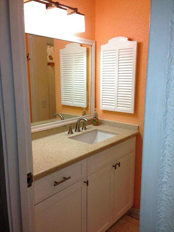 Bathroom to Garden bedroom.  Both bathrooms are the same size.