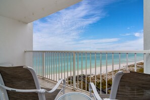Property grounds - BEACH FRONT, STEPS TO WATER, GORGEOUS VIEWS, WALK TO SHOPPING and RESTAURANTS (Destin)