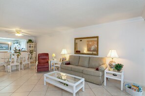 Smart TV, DVD player, books, video library - BEACH FRONT, STEPS TO WATER, GORGEOUS VIEWS, WALK TO SHOPPING and RESTAURANTS (Destin)