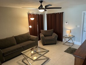 Smart TV, lettore DVD, libri, videoteca