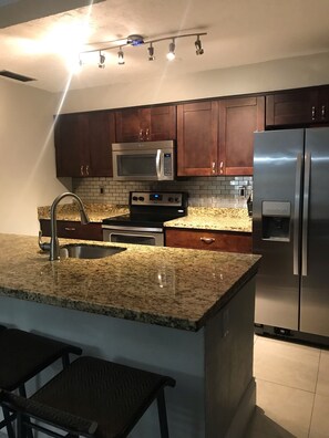 Frigorifero, microonde, forno, piano cottura