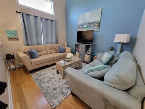 Smart TV, DVD player, books - ♥Beach Getaway|Family Fun|Endless Breezes| Bikes|♥ (North Topsail Beach)