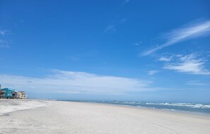 Beach nearby, sun loungers - ♥Beach Getaway|Family Fun|Endless Breezes| Bikes|♥ (North Topsail Beach)