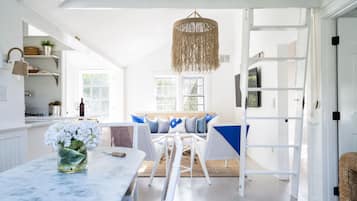 Smart TV, libros, biblioteca musical y videoteca