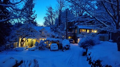 Sunny 1400 SQFT Dutch Colonial in Portland Heights - 5 min to downtown, NW 23rd