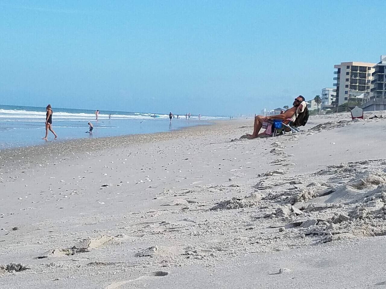 Beach nearby, sun loungers, beach towels