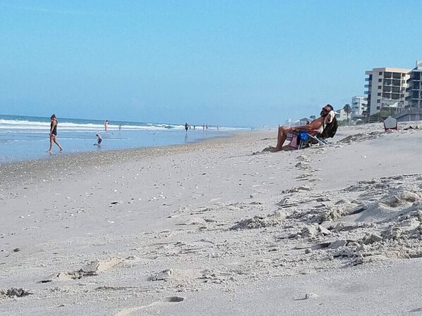 Plage à proximité, chaises longues, serviettes de plage