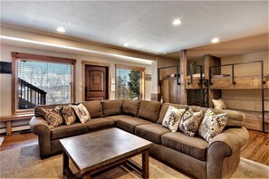 Een televisie, een open haard en een dvd-speler