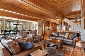 Een televisie, een open haard en een dvd-speler