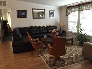 Smart-TV, Kamin, DVD-Player, Bücher