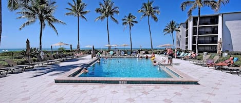 Una piscina al aire libre, una piscina climatizada