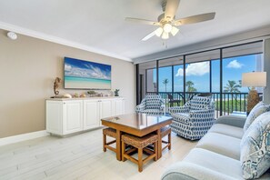 Smart-TV, DVD-spiller, bøker og musikkbibliotek