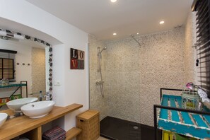 Chuveiro, secador de cabelo, toalhas de banho, sabonete