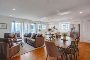 Interior - Beautiful newly constructed townhouse with large rooftop deck! (San Diego)