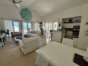 Smart TV, stereo - RW BIMINI RESORT - BAY WATERFRONT 4 BED/3 BATH PRIVATE HOUSE - 75FT BOAT SLIP (Bimini)
