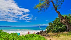 En la playa, camastros y toallas de playa