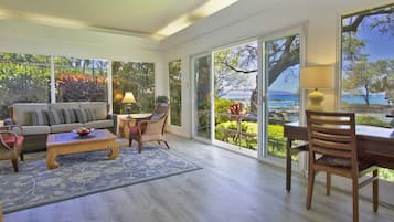 Een smart-tv, een dvd-speler, boeken en een stereo