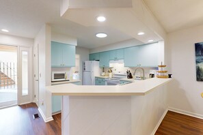 Een koelkast, een magnetron, een oven, een kookplaat