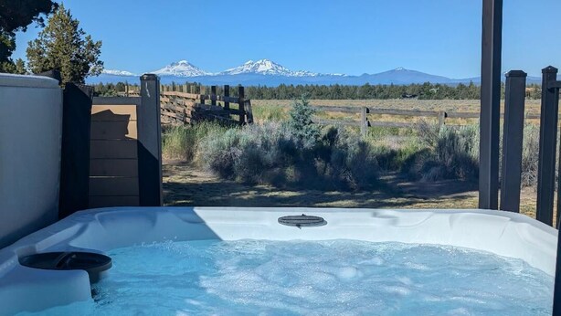 Un bain à remous avec vue sur une chaîne de montagnes.