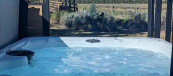 Central Oregon Escape - Mountain Views - Hot Tub - AC and Fireplace