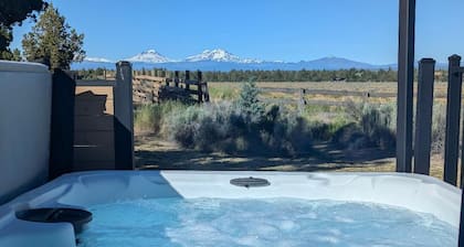 Central Oregon Escape - Mountain Views - Hot Tub - AC and Fireplace