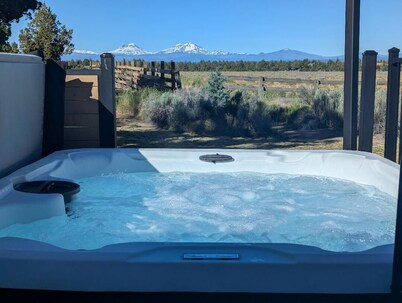 Central Oregon Escape - Mountain Views - Hot Tub - AC and Fireplace