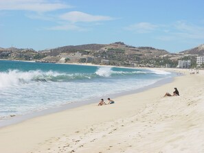 Una spiaggia nelle vicinanze, teli da spiaggia
